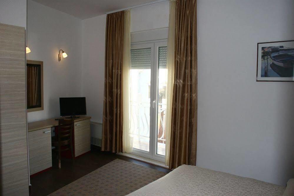 Pansion Epetium Hotel Stobrec Bagian luar foto
